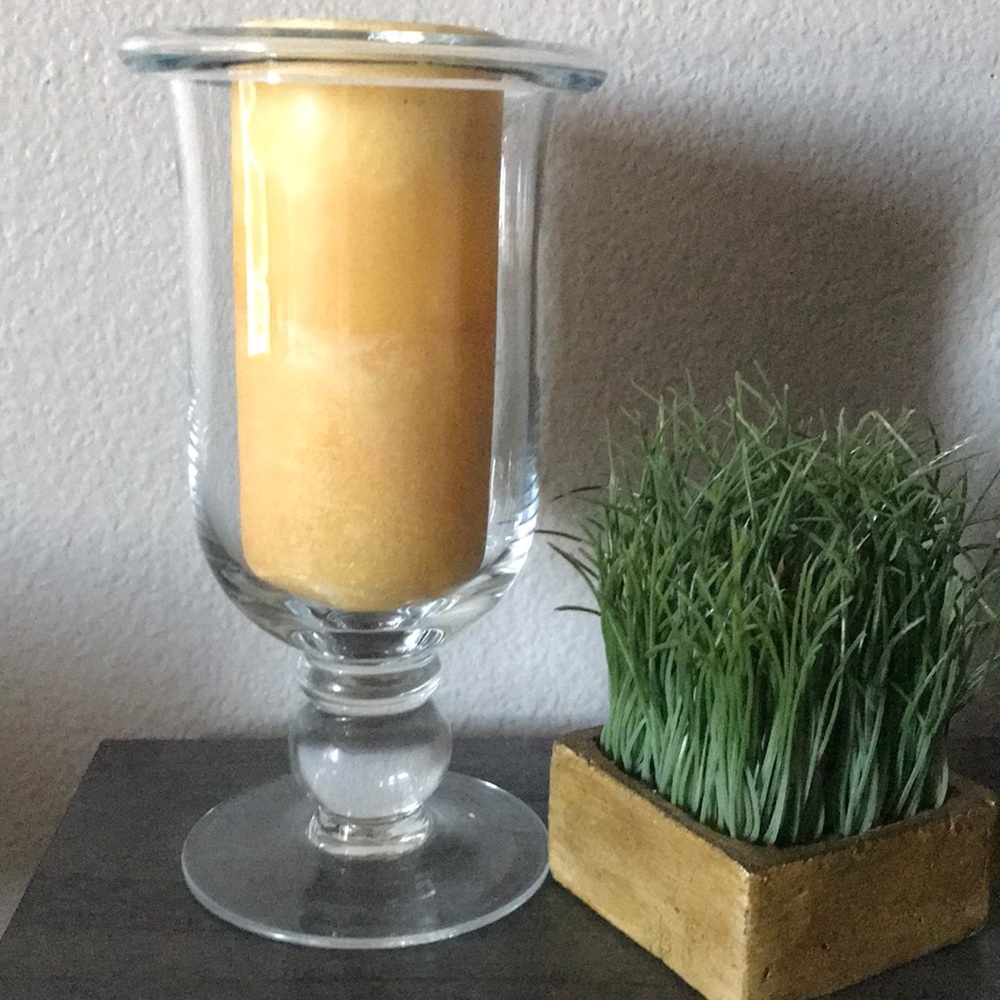 CLEAR GLASS CANDLE HOLDER.
